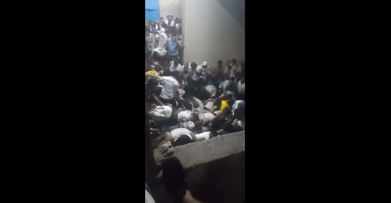 Tragedia podczas meczu w Salwadorze. Wstrząsające nagrania ze stadionu [WIDEO]