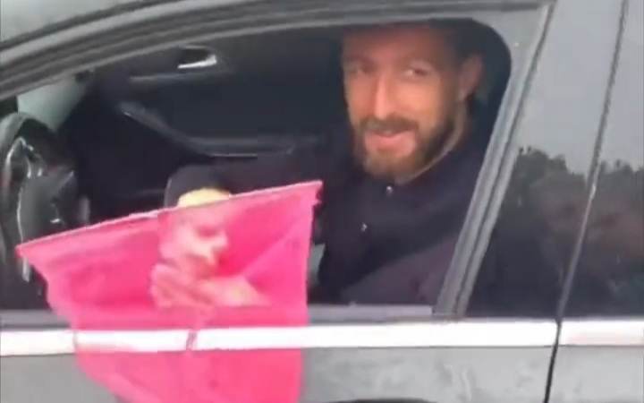 Piłkarz Interu dostał siatkę na Haalanda. Nietypowy pomysł fanów mediolańczyków [WIDEO]
