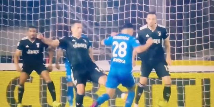 Arkadiusz Milik sprokurował karnego! Ogromny błąd napastnika Juventusu [WIDEO]