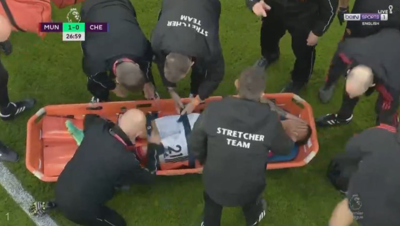 Fatalna kontuzja gwiazdy Manchesteru United! Piłkarz opuścił boisko na noszach i ze łzami w oczach [WIDEO]