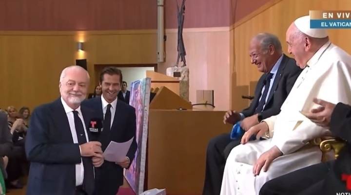 Prezes Napoli zaproponował wyjątkowy mecz na audiencji u papieża. Historyczne sceny w Watykanie [WIDEO]