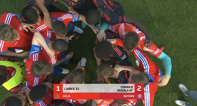 Tak gracze Bayernu dowiedzieli się, że wygrali ligę. Niesamowite sceny po ostatnim gwizdku [ZDJĘCIA]