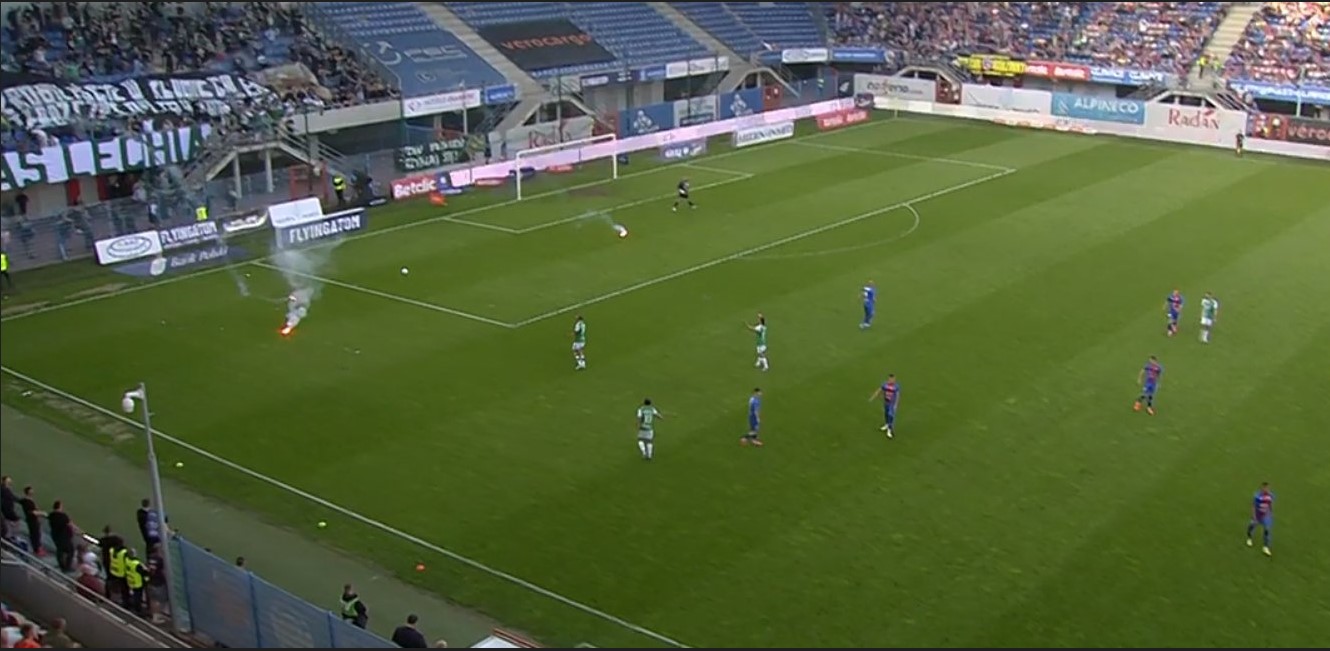 Skandaliczne sceny, "fani" Lechii popsuli pożegnanie z ligą. Mecz przerwany, będzie walkower [WIDEO]