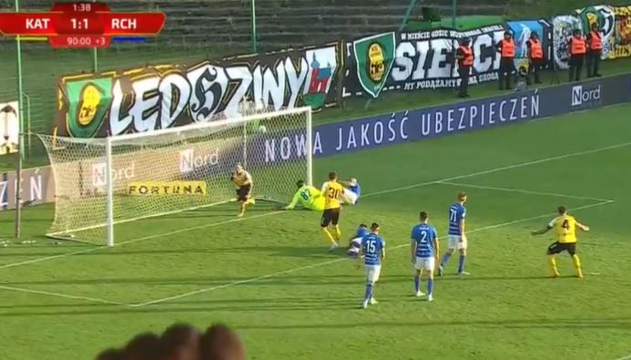 Niespodzianka w pierwszej lidze! Dramatyczna porażka Ruchu, wielka szansa przed Wisłą Kraków [WIDEO]