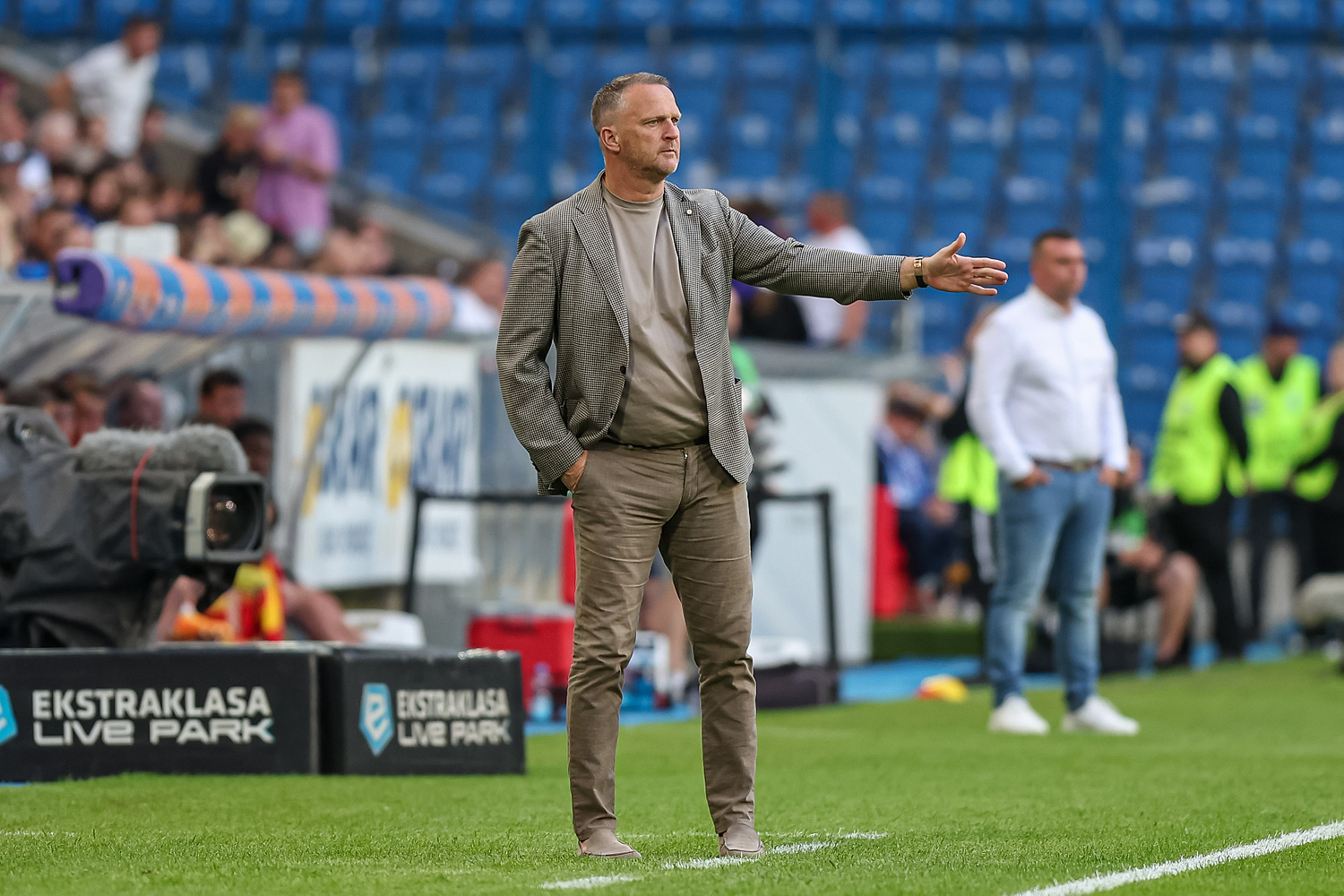 "Mam 56 lat, ale czegoś takiego jeszcze nie widziałem". Van den Brom zdradził, co zachwyca go w Lechu Poznań