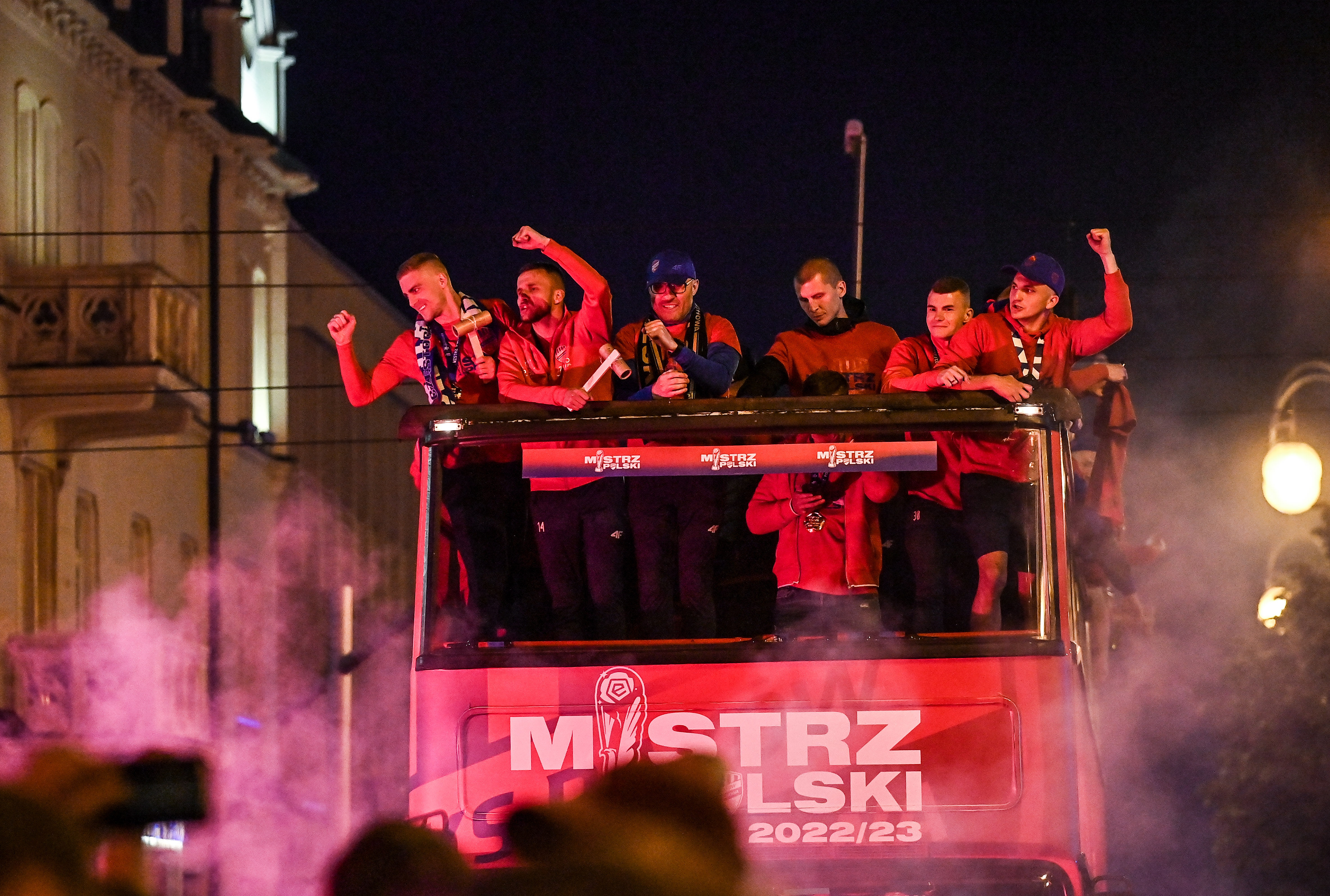 Tak Raków fetował mistrzostwo. Szalona niespodzianka dla Papszuna. "Oczy zaszkliły mi się dzisiaj kilka razy"