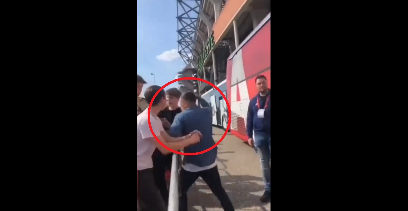 Piłkarz Ajaksu uderzył kibica. Stanął w obronie obrażanego kolegi [WIDEO]