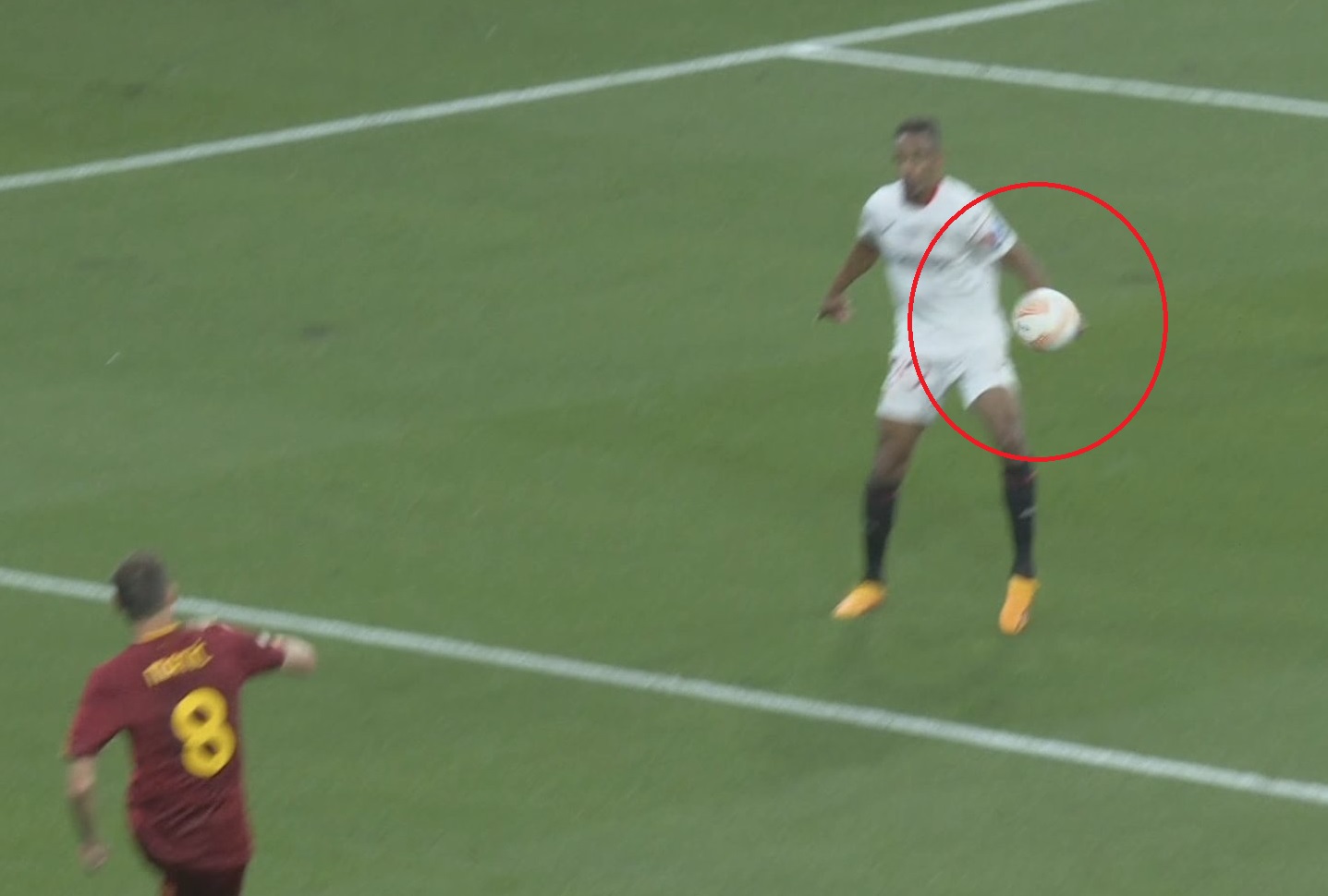 AS Roma okradziona z rzutu karnego?! Kolejna kontrowersja, Mourinho wściekł się za linią boczną [WIDEO]