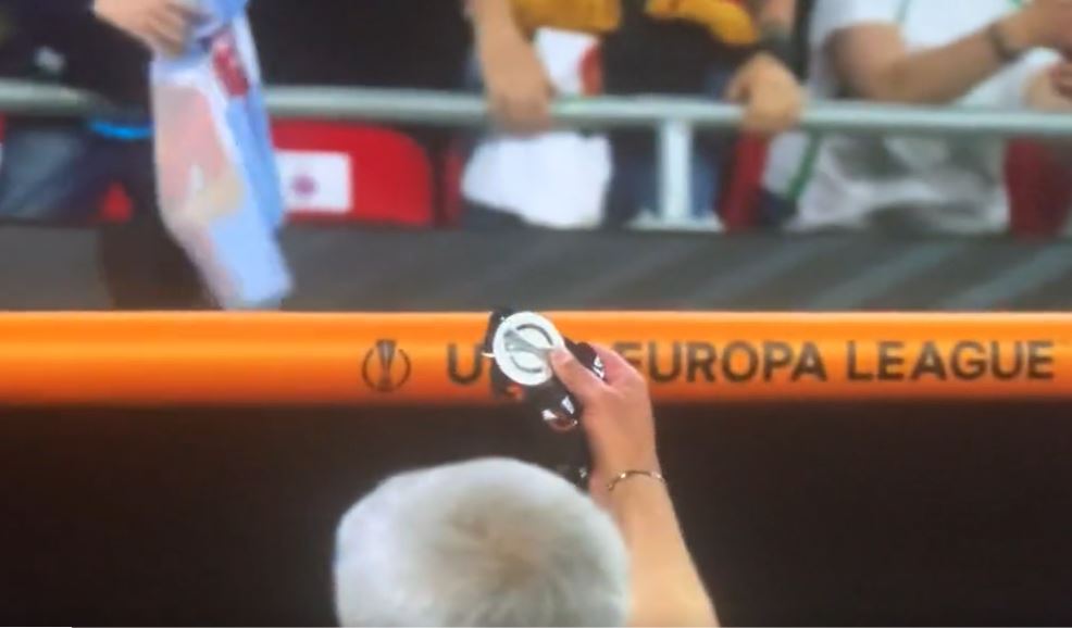 Wściekły Mourinho rzucił srebrny medal LE na trybuny. Wiadomo, co się z nim stało [WIDEO]