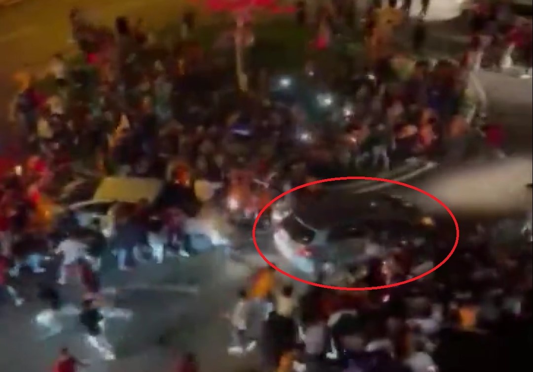 Świętowali mistrzostwo, nagle wjechało w nich auto! Groźne sceny z udziałem kibiców znanego klubu [WIDEO]