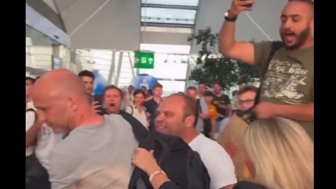 Anthony Taylor zaatakowany przez kibiców AS Romy. Arbitra musiała ochraniać policja [WIDEO]