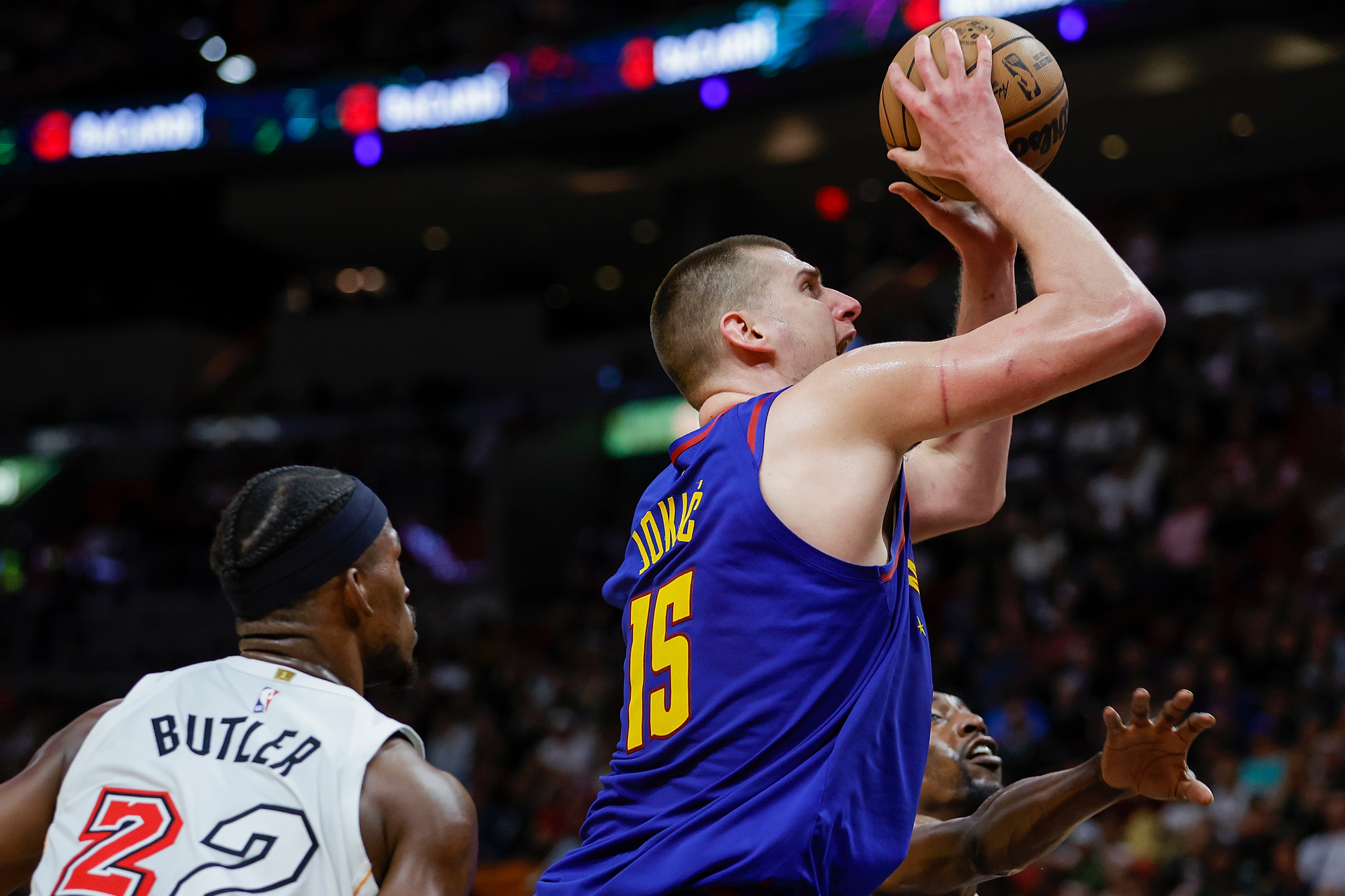 Pokaz siły w pierwszym meczu finałów NBA. Niesamowite zagrania lidera [WIDEO]