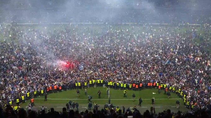 Szaleństwo w meczu o awans. Kibice opanowali murawę na 10 sekund przed końcowym gwizdkiem [WIDEO]