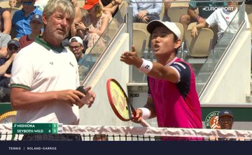 Tenisista wpadł w szał na Roland Garros. Najpierw rzucona rakieta, później długa kłótnia z sędzią [WIDEO]