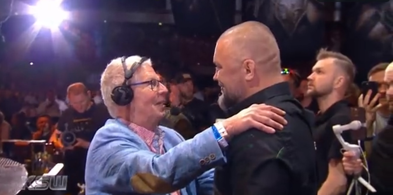 "Juras" w Galerii Sław KSW! Piękna przemowa Janisza, wzruszająca reakcja kibiców. Polały się łzy [WIDEO]