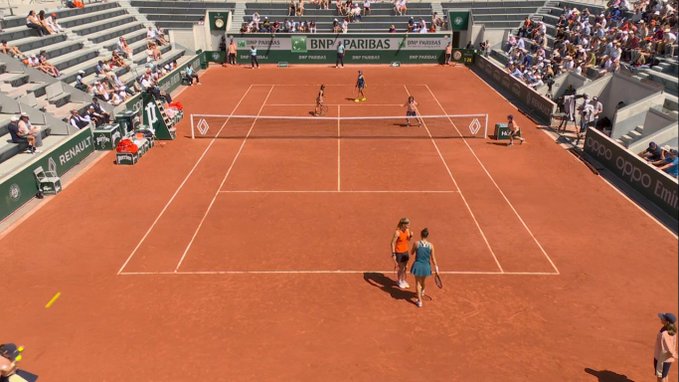Szokująca dyskwalifikacja na Roland Garros. Mecz przerwany po uderzeniu piłką w głowę [WIDEO]