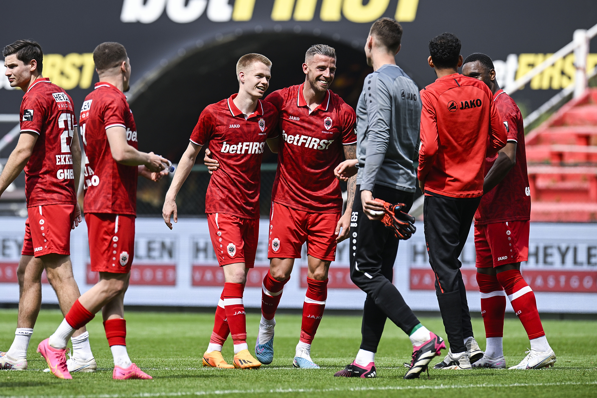 Szalony finisz sezonu w Belgii! Piękny gol na wagę mistrzostwa w doliczonym czasie gry [WIDEO]