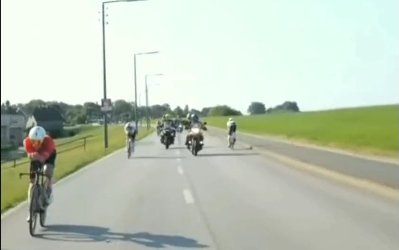 Tragiczny wypadek podczas Ironmana. Motocyklista wiozący kamerzystę zderzył się z zawodnikiem [WIDEO]