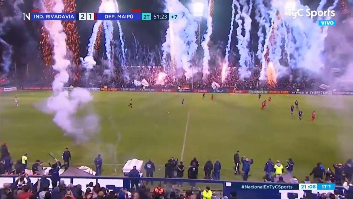 Mecz nie został przerwany pomimo... pokazu fajerwerków na trybunach! Niebywałe sceny w Argentynie [WIDEO]