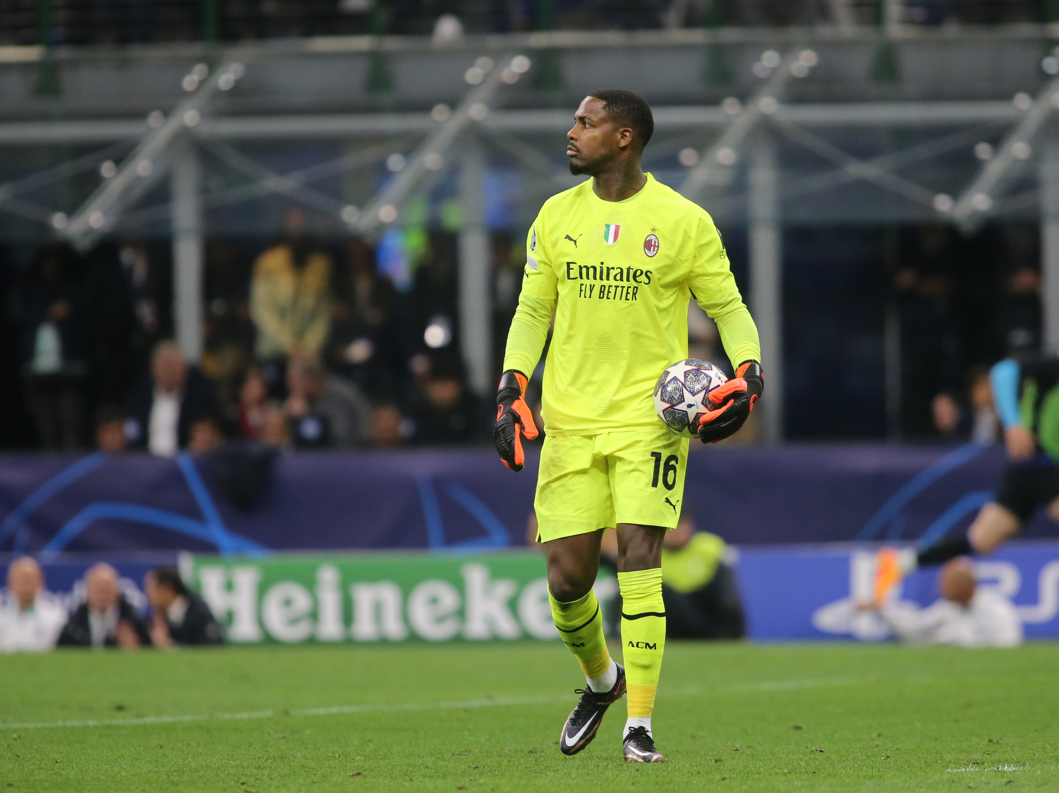 AC Milan otrzymał gigantyczną ofertę za Mike'a Maignana. Angielski klub chce pozyskać bramkarza