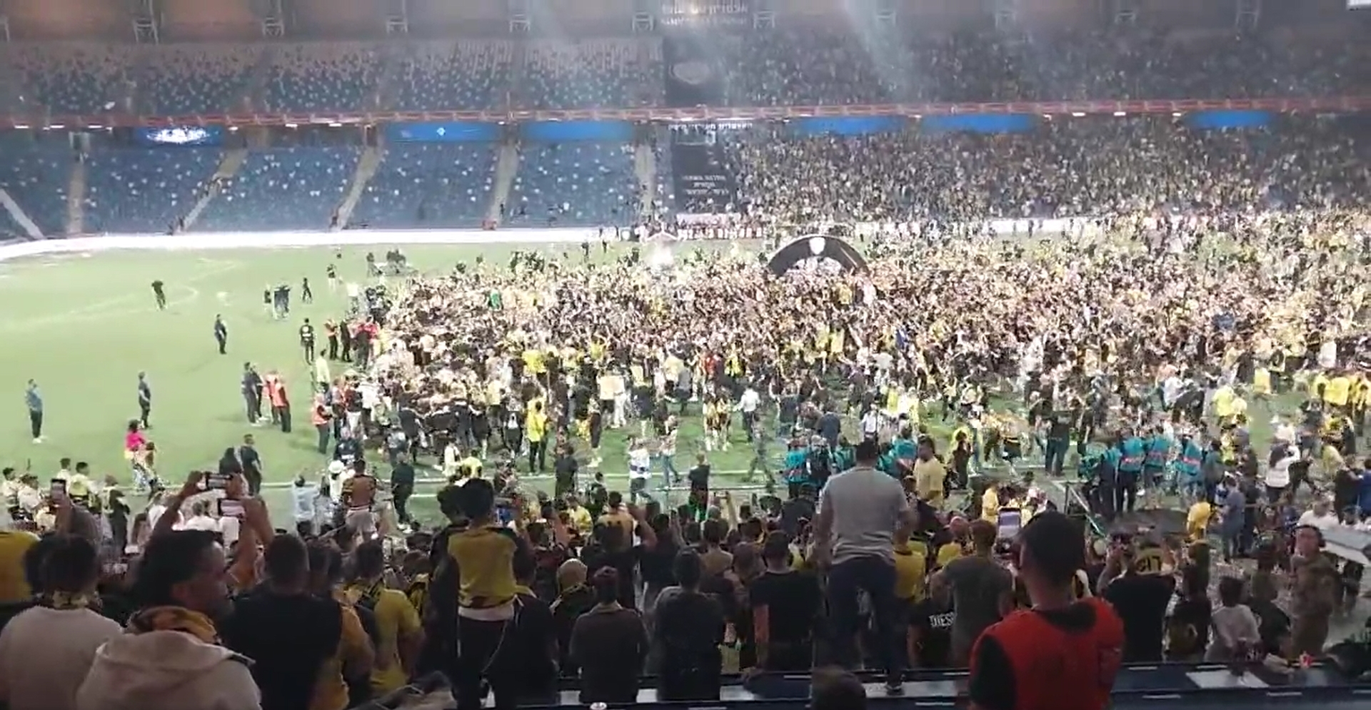 Znany klub wykluczony z europejskich pucharów! Drakońska kara od UEFA po skandalu z kibicami [WIDEO]