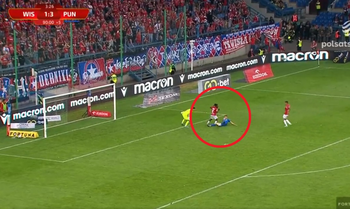 Kuriozalny gol ośmieszył Wisłę. Piłkarz Puszczy leżał na boisku, a i tak trafił do bramki [WIDEO]