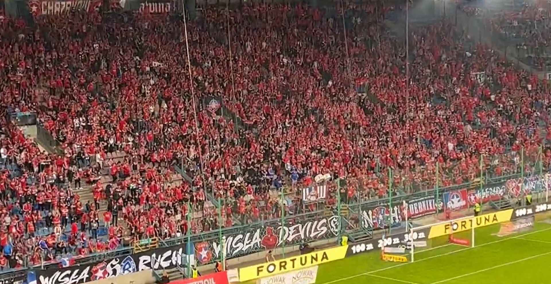 Tak kibice Wisły zareagowali na klęskę w barażach. Dosadne hasła z trybun [WIDEO]