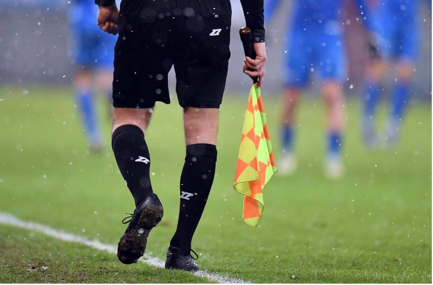 Piłkarz brutalnie zaatakował sędziego. Skandal na polskim stadionie. "Uderzył mnie w głowę"