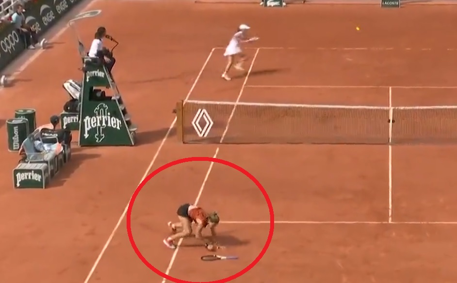 Spektakularna wymiana w finale Roland Garros! Muchova rzuciła się na kort, aby wydrzeć punkt Świątek [WIDEO]