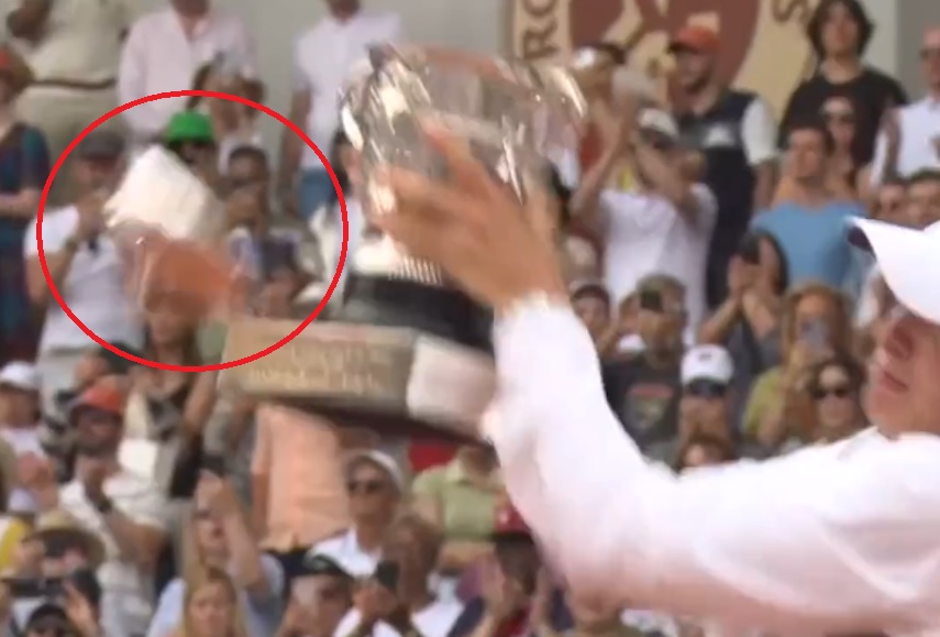 Puchar dla Świątek rozleciał się na jej oczach. Komiczna wpadka podczas oficjalnej ceremonii [WIDEO]