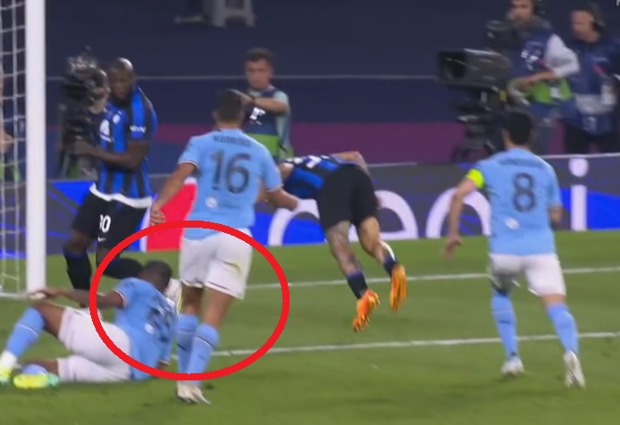 Lukaku zablokował strzał własnego kolegi! To mógł być arcyważny gol, sceny w finale Ligi Mistrzów [WIDEO]