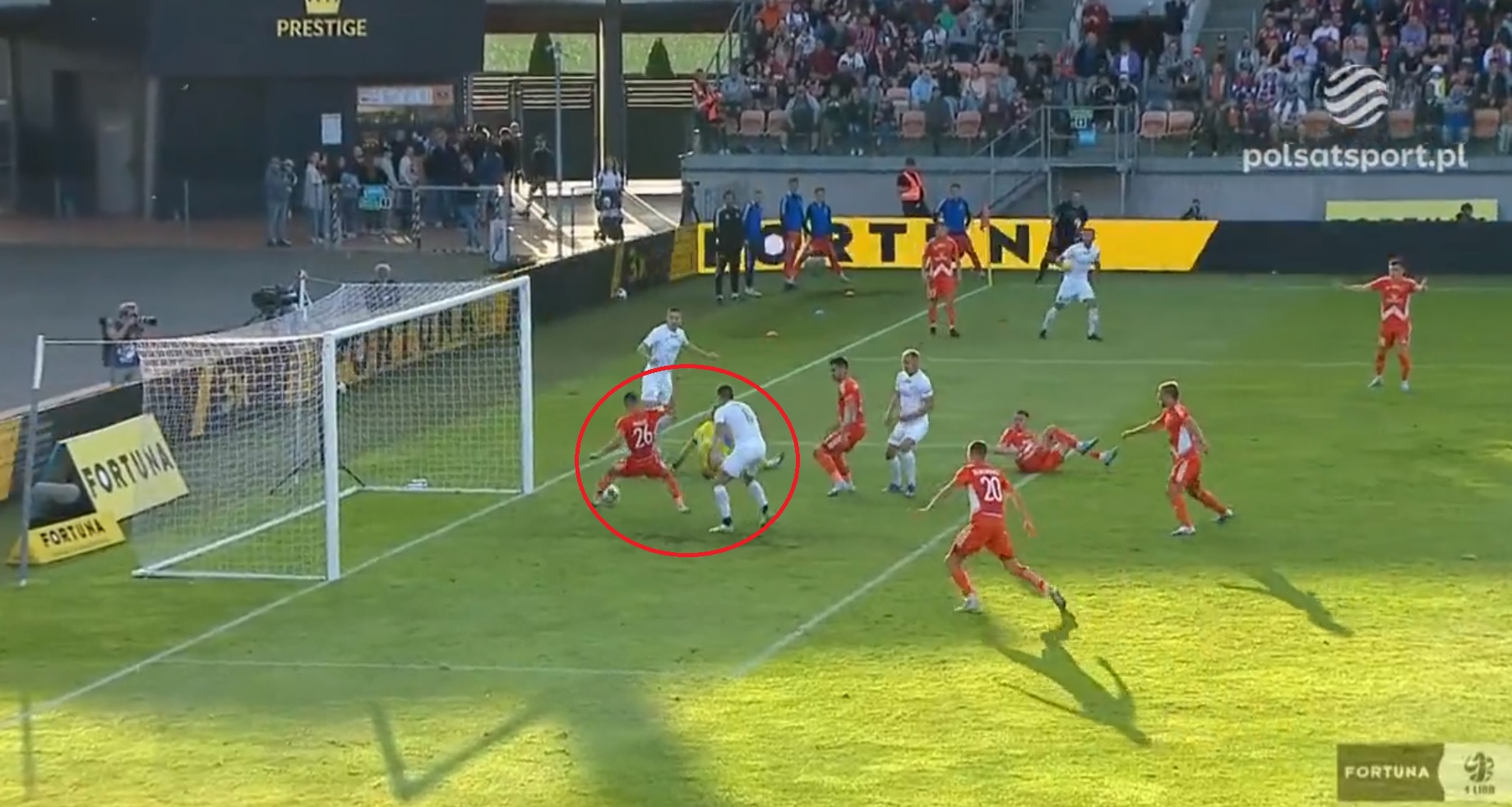 Piłkarskie jaja w barażach o Ekstraklasę! Komedia pomyłek i niewiarygodny gol w Niecieczy [WIDEO]