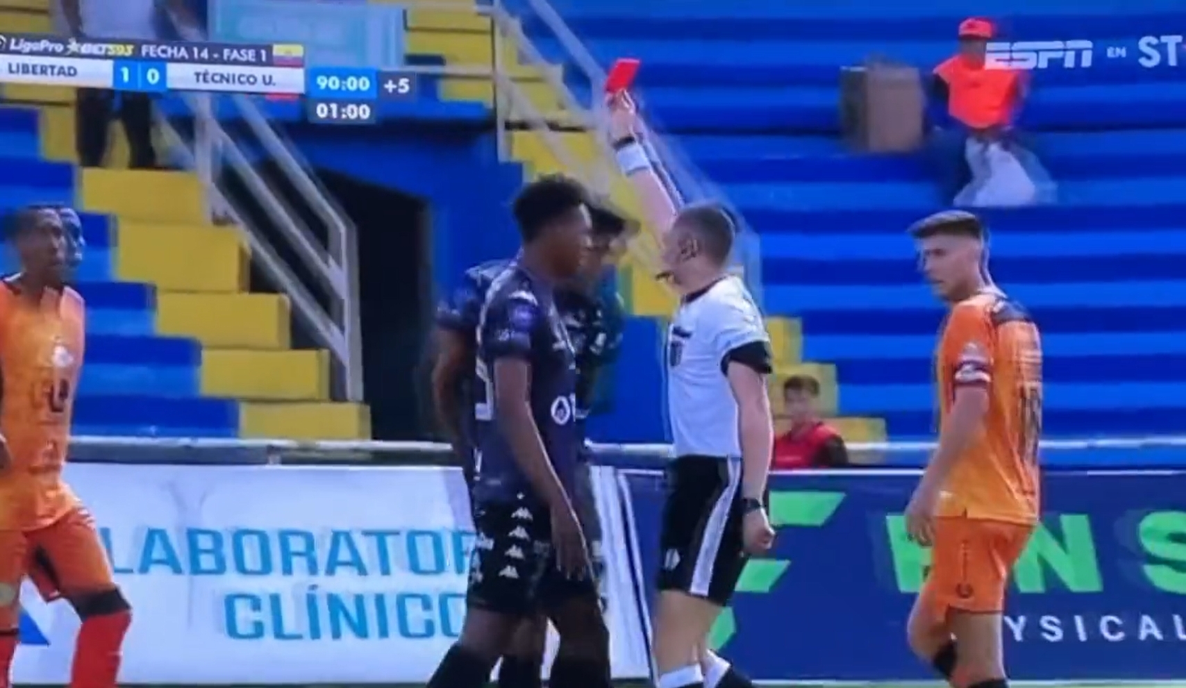 Skandal w jednej z lig. Piłkarz nie wytrzymał, zaatakował arbitra. Sędzia padł na murawę [WIDEO]