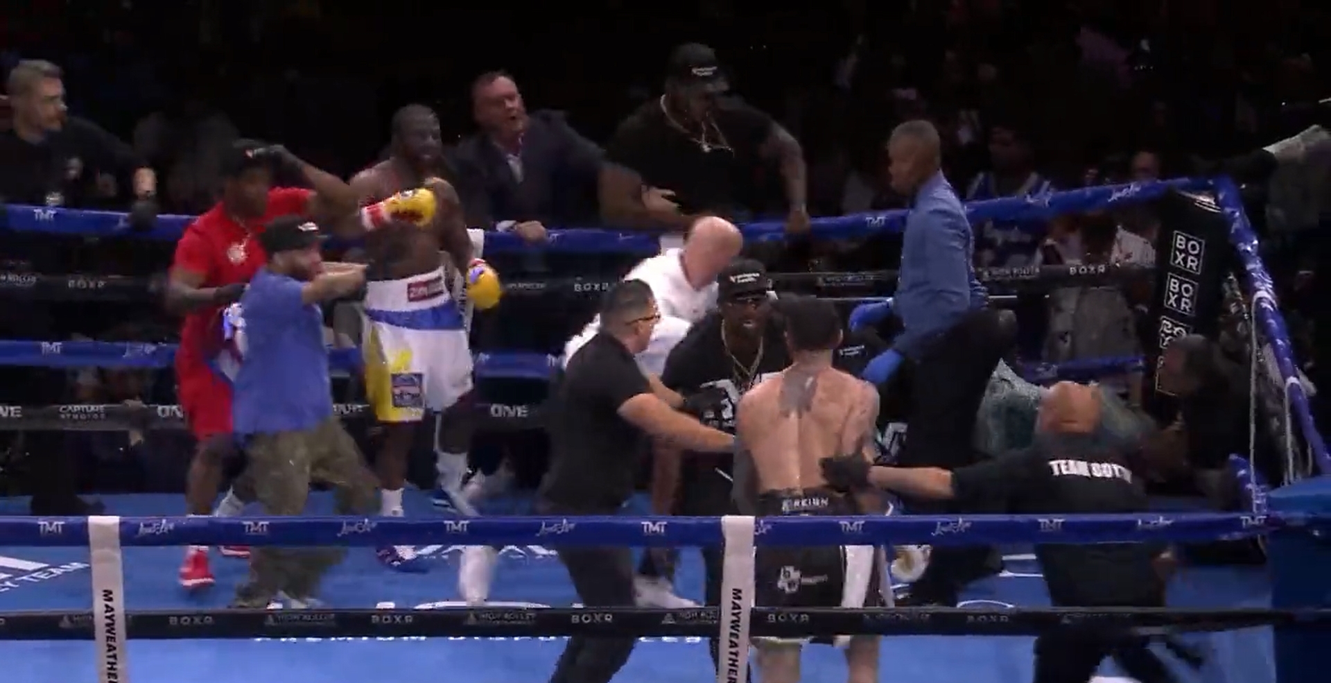 Żenujące zakończenie walki Floyda Mayweathera Jr. Starcie przerodziło się w wielką bijatykę [WIDEO]