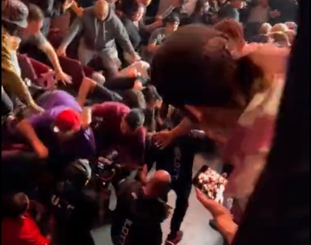 Blisko tragedii na gali UFC. Kibice omal nie przygnietli jednego z zawodników [WIDEO]