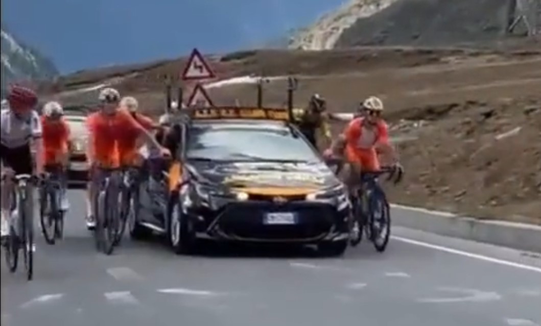 Kilkudziesięciu kolarzy ukaranych za oszustwo. Organizatorzy Giro d'Italia nie mieli litości [WIDEO]