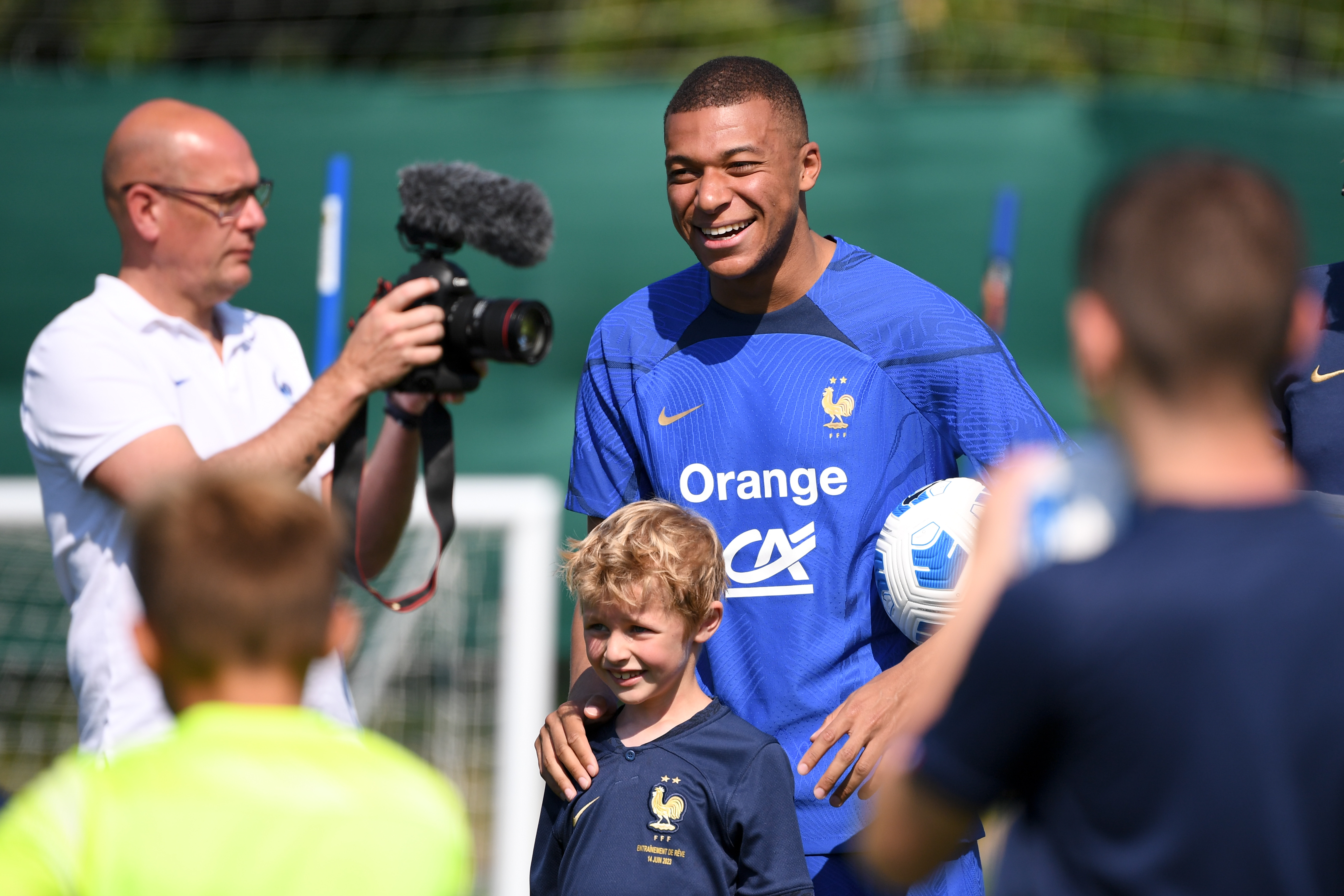 Kylian Mbappe otrzyma olbrzymi przelew od PSG. Wszystko dzięki obecnej umowie, jest tylko jeden warunek