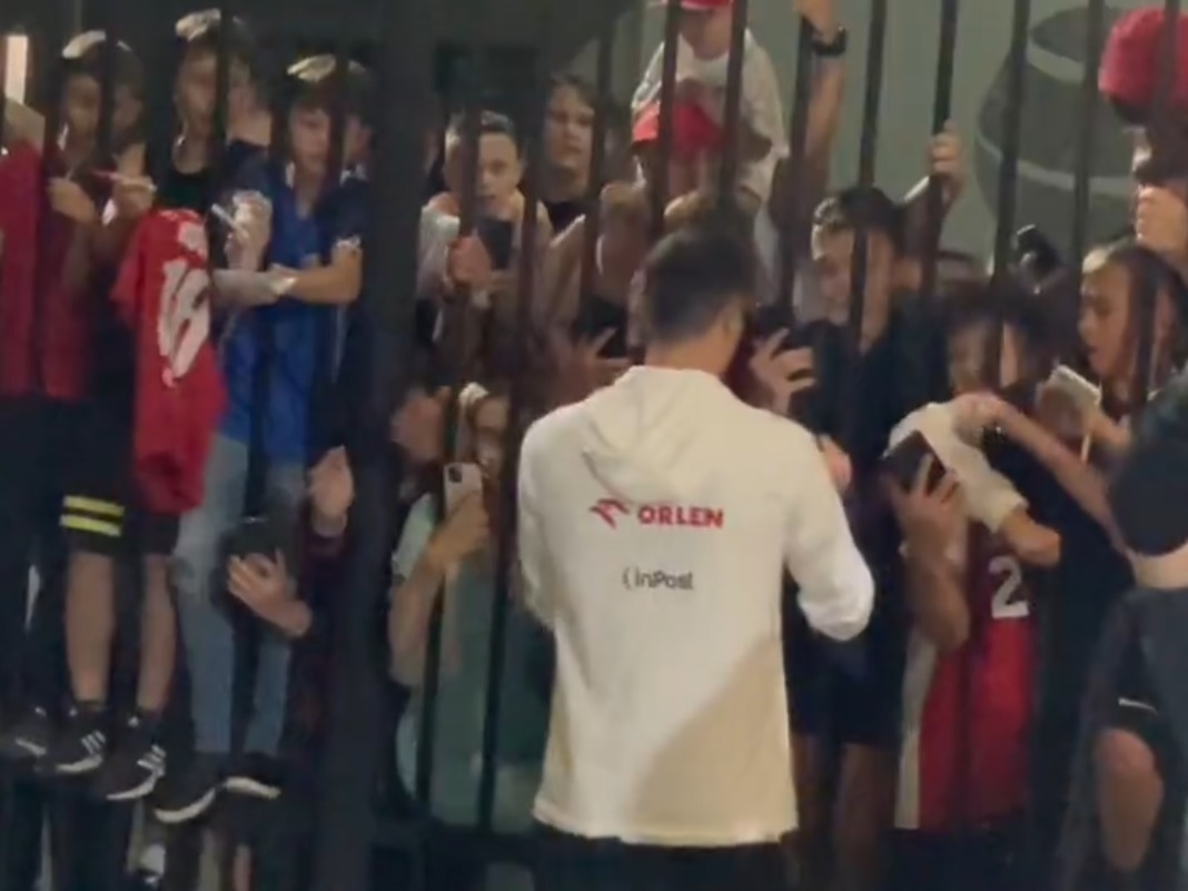 Mołdawscy kibice długo krzyczeli do Lewandowskiego. Tak kapitan zachowywał się po spotkaniu [WIDEO]