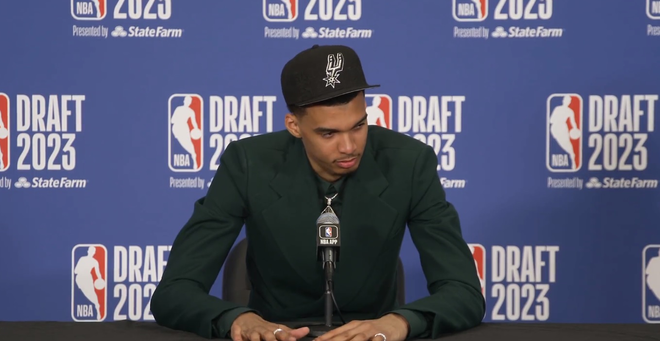 "Dotknęła mnie z tyłu, ale nie w plecy". Gwiazda NBA odpowiada na zarzuty. Britney Spears oberwała w twarz