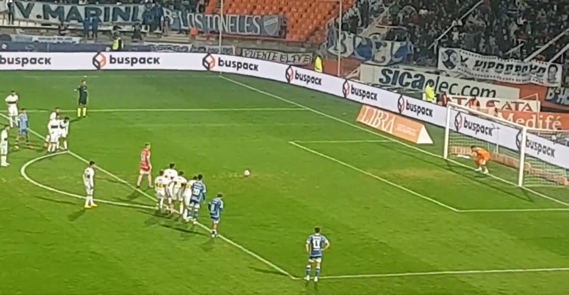 Znany klub upokorzony przez bramkarza. Podszedł do piłki i umieścił ją w siatce [WIDEO]