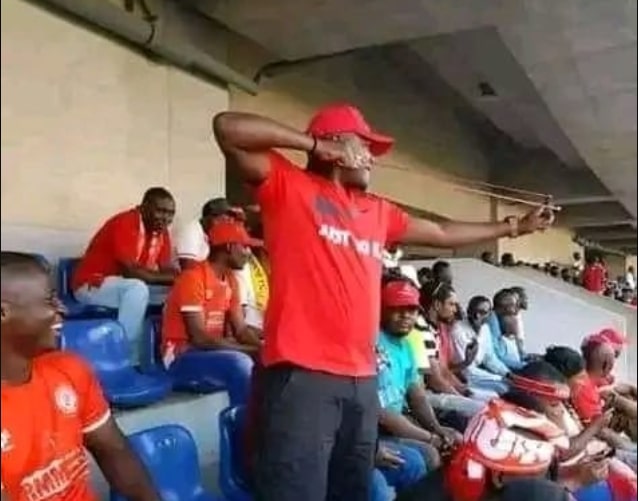 Kibice oszaleli na trybunach. W ruch poszły proce z kamieniami. Klub ukarany za zachowanie fanów [ZDJĘCIE]