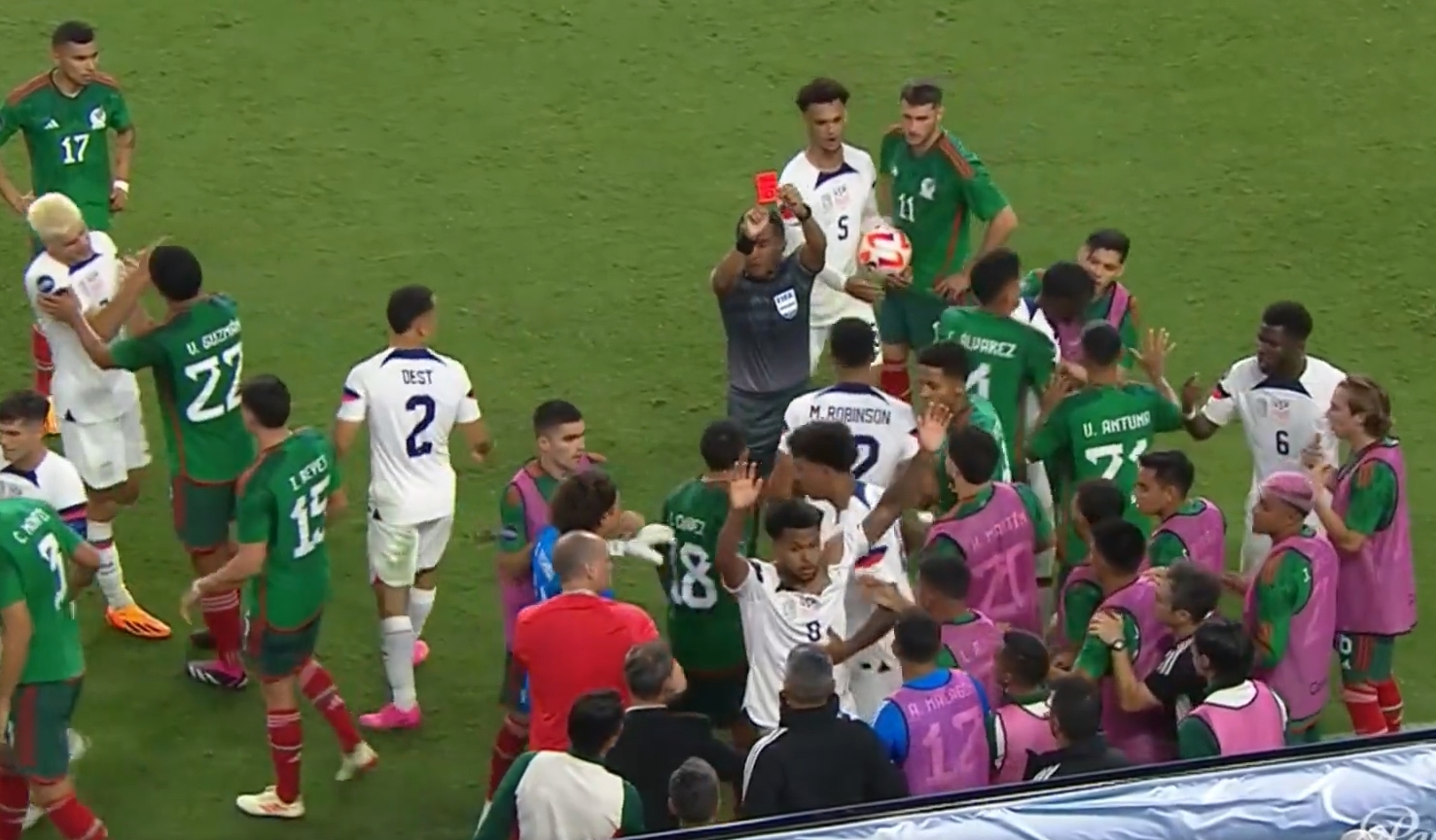 Czterech graczy ukaranych za bójkę podczas meczu! Wśród nich byli piłkarze FC Barcelony i Juventusu [WIDEO]