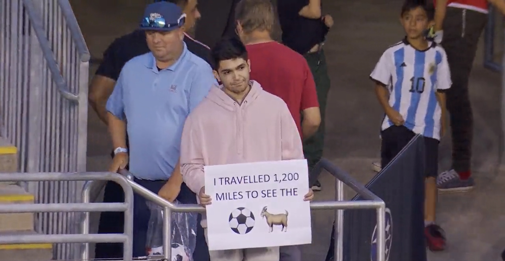 Kibic przejechał 2000 km, by zobaczyć Leo Messiego. Po przybyciu na stadion spotkało go rozczarowanie [WIDEO]