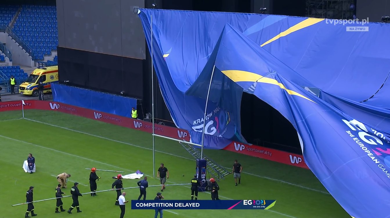 Kuriozalne sceny podczas Igrzysk Europejskich. Strażacy musieli "uwolnić" bramkę do rugby [WIDEO]