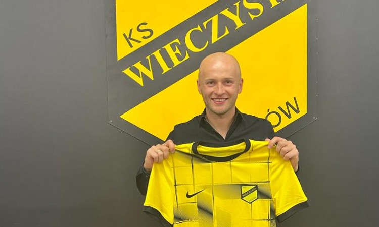 Wieczysta Kraków ogłosiła hitowy transfer! Były reprezentant Polski przenosi się do trzeciej ligi