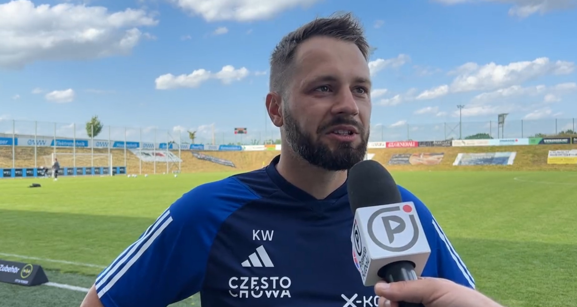 "Panowie szybko odjechali. Byliśmy zaskoczeni". Kulisy kuriozalnego sparingu Rakowa i ucieczki sędziów [WIDEO]