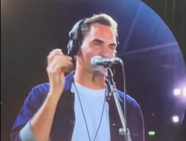 Roger Federer zaśpiewał ze słynnym zespołem! Publiczność oszalała [WIDEO]
