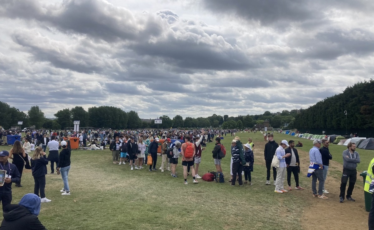 Czekają wiele godzin, by wejść na korty Wimbledonu. Powód zaskakuje