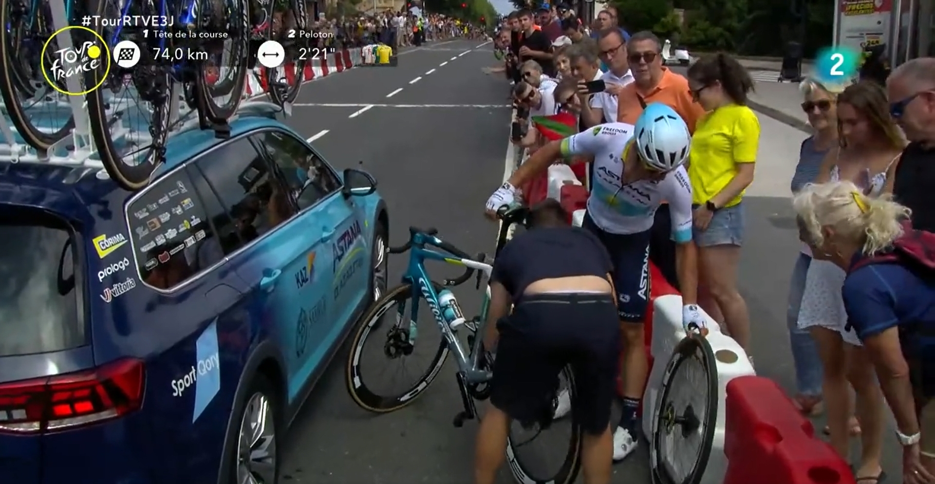 Kibice zastawili pułapki na kolarzy podczas Tour de France. "Kretyni, co wy robicie?!" [WIDEO]