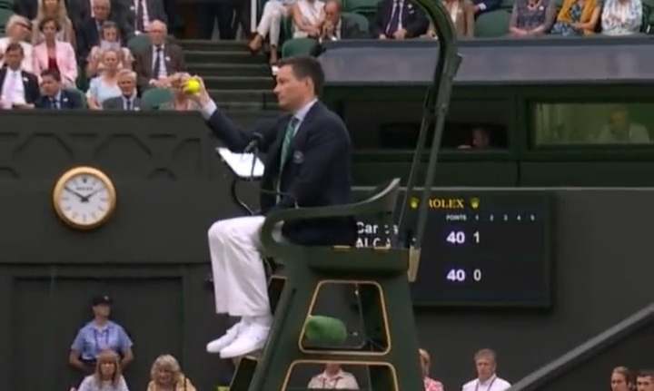 Sędzia złapał piłkę po zagraniu Carlosa Alcaraza. Niecodzienne sceny na Wimbledonie [WIDEO]